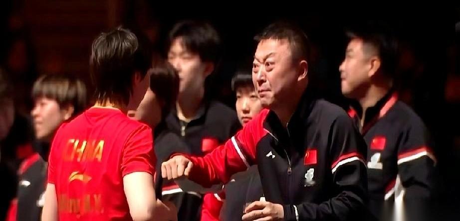 9比6，眼瞅着就要3比0横扫了，王曼昱打得顺风顺水。结果马琳，“啪”，一个暂停