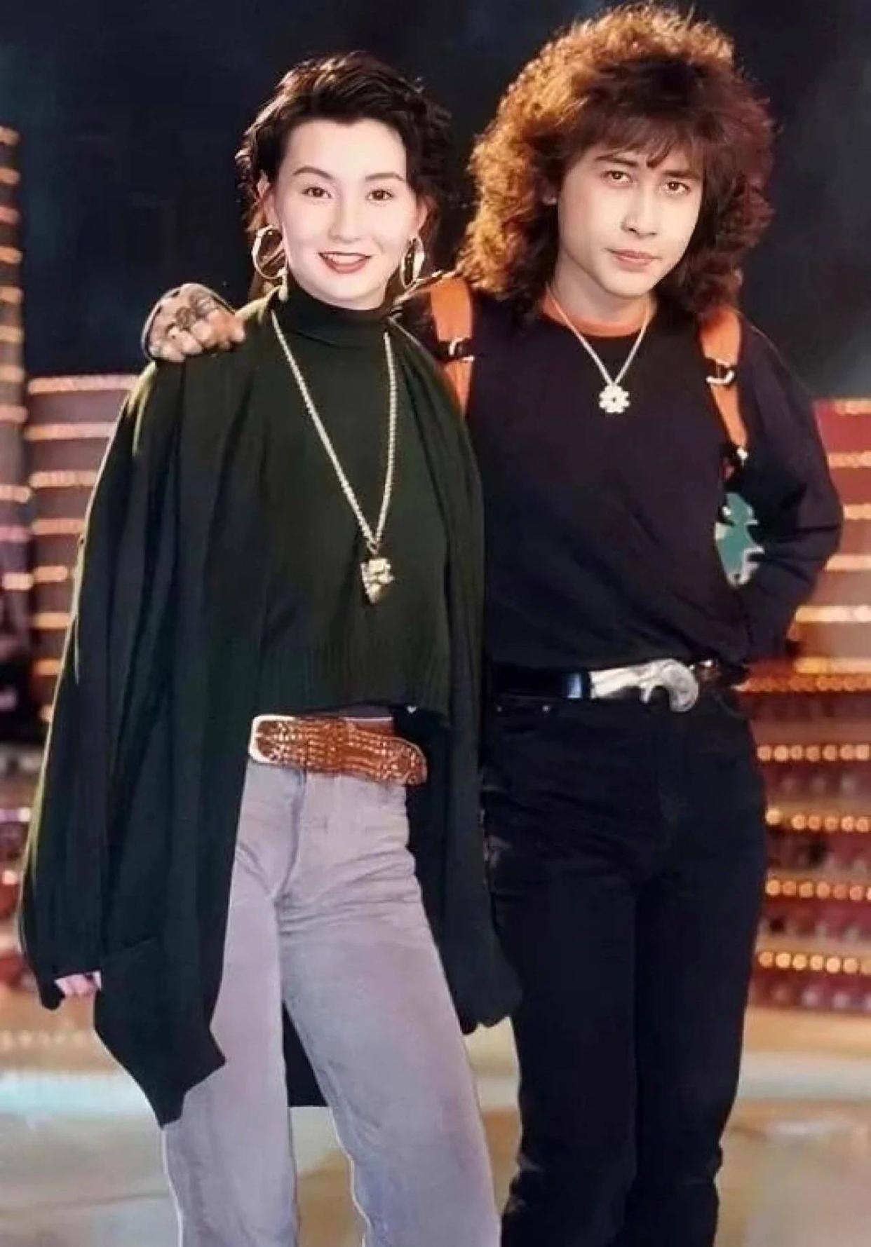 1991年，齐秦与张曼玉一起出席活动时的合影，两人都好青春活力的样子。那时，
