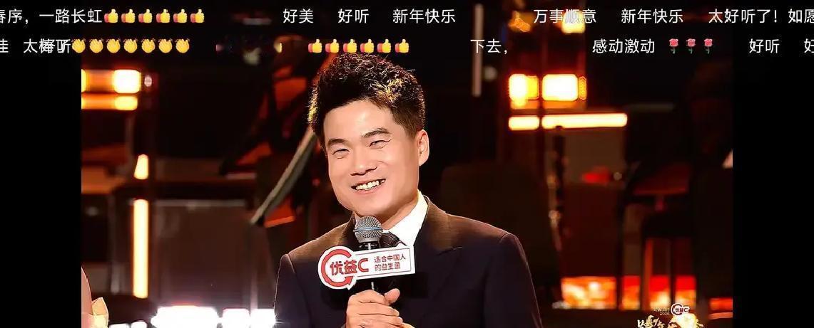 零手卡撑全场，全网就他一个昨晚直播，董宇辉站C位，手里空空，嘴没停。串场、