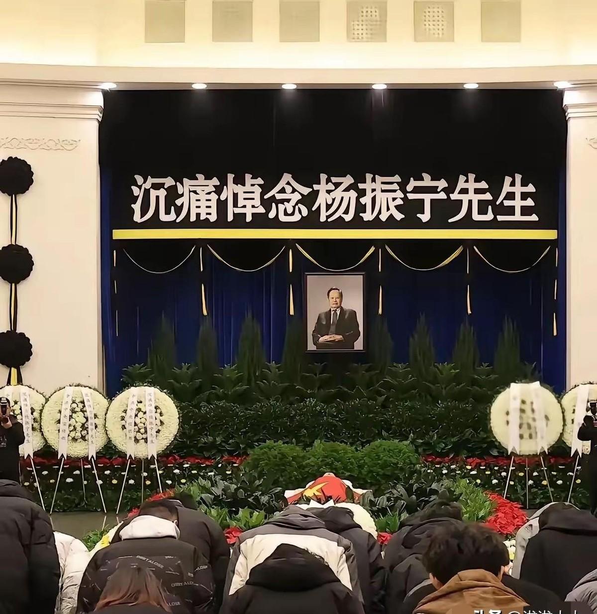 杨振宁先生这样的科学巨擘离去,许多人守着新闻,却只等来一片寂静。这并非是怠慢,