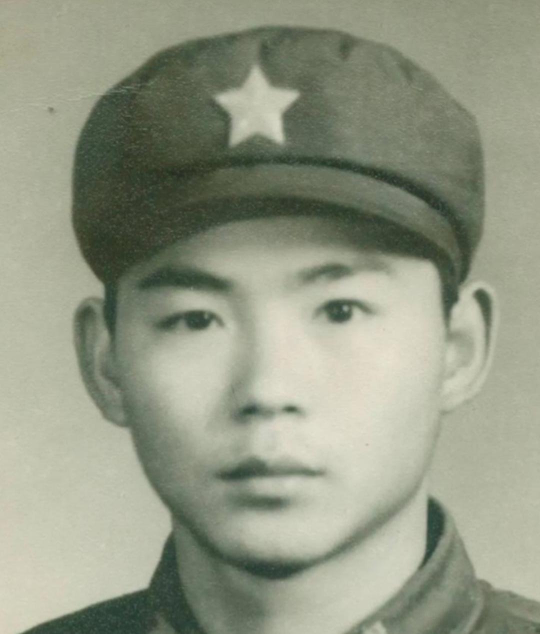 四川知青谢志熙，1976年入伍，当了排长还改不掉一身野性。行军途中砍过越南人的甘