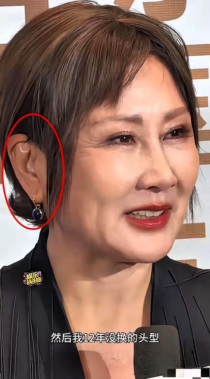 63岁的张凯丽出席电影节，不知道大家发现一个细节没有？张凯丽的耳朵非常“不对