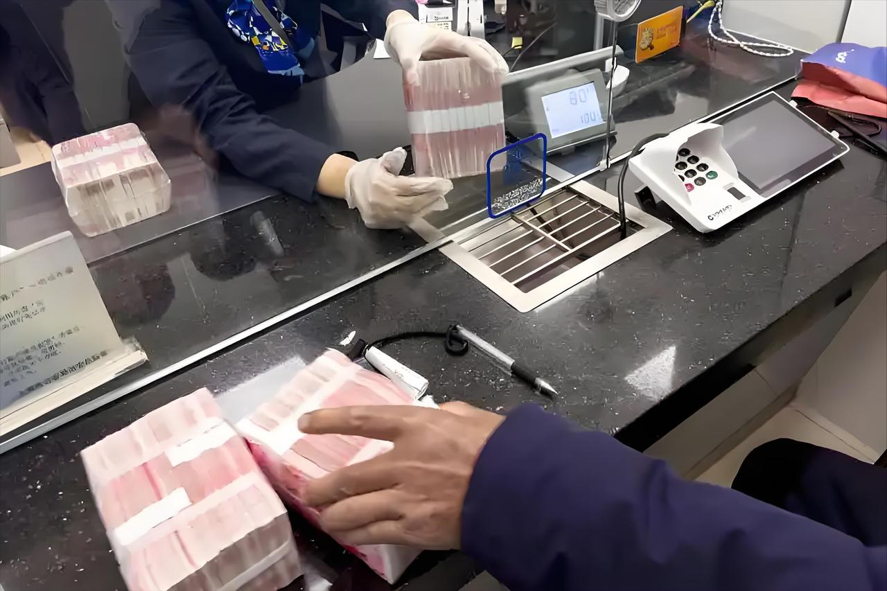 现在银行都降成这个利率了，你们是存一年、三年、还是五年呢？现在有的国有大行定