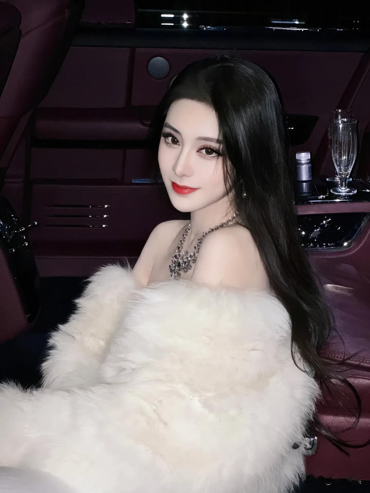 红妆美人坐，紫衣映玉容。