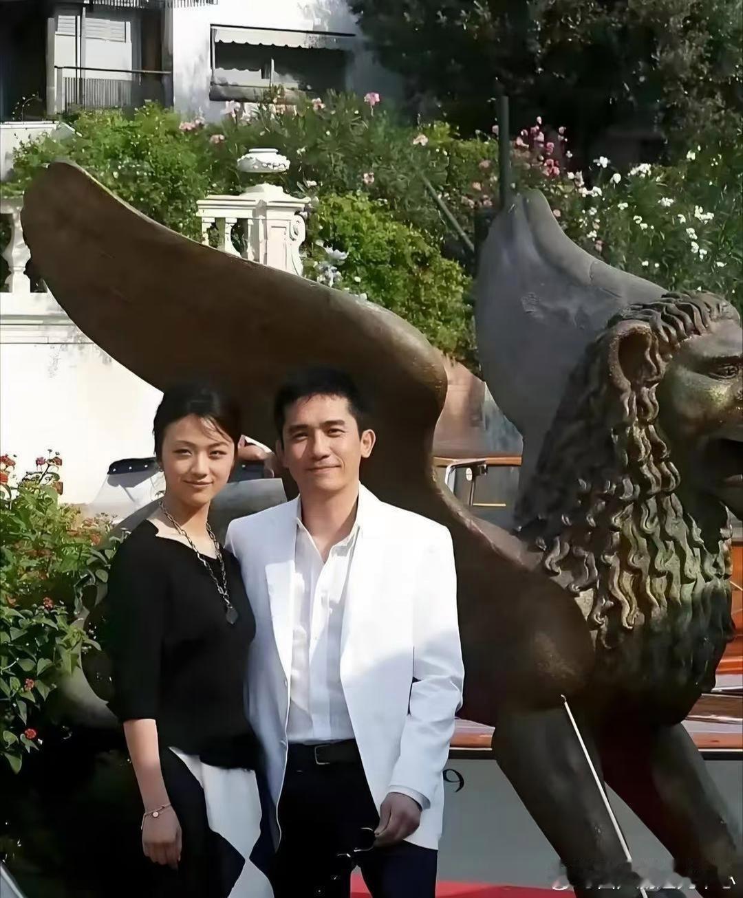 2007年威尼斯国际电影节上，演员汤唯与梁朝伟的经典合影，我赌刘嘉玲瞅见这照片得
