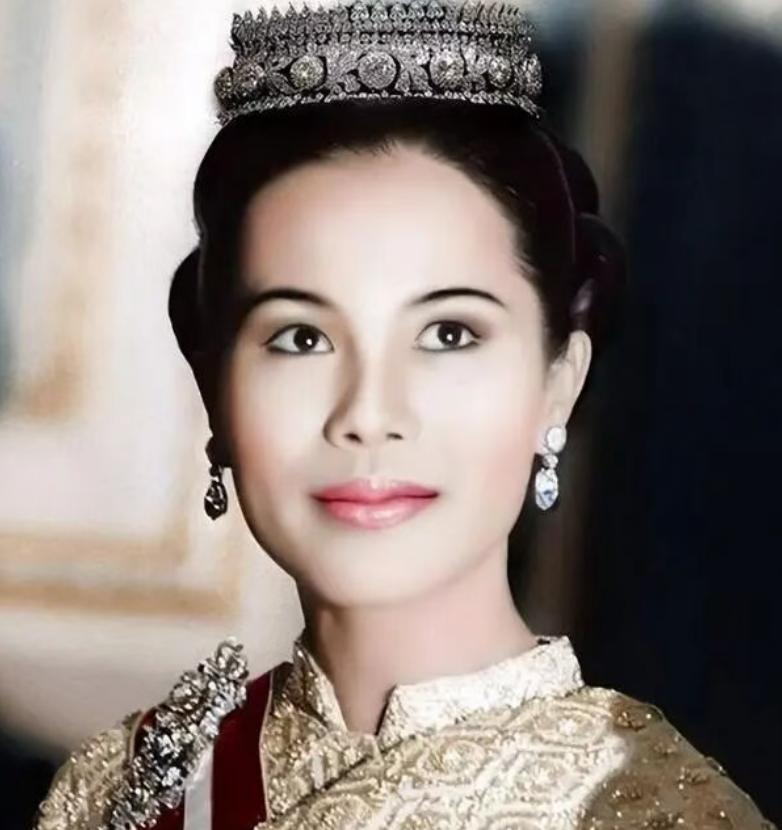 中方:中国人民将永远缅怀她!中国驻泰国大使张建卫和夫人苗海燕在2025年10