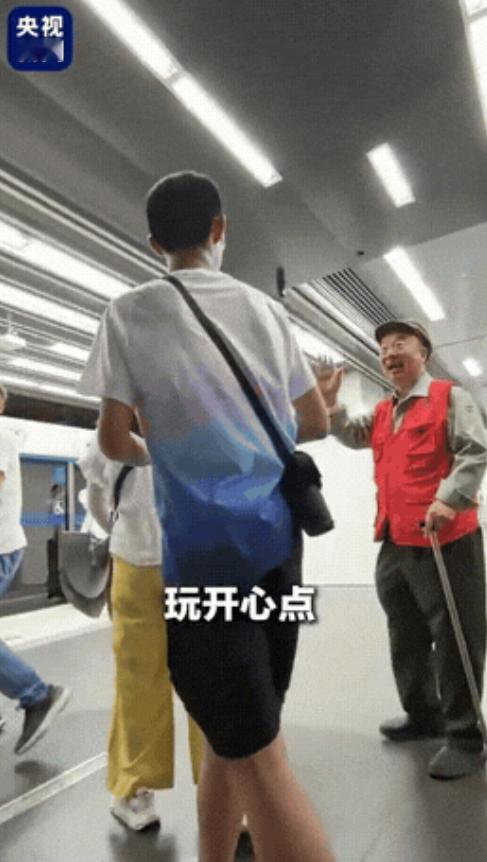 火到央视了！在北京的街头，发生过这样一件事。一位被称作“京城好人”的刘学军大