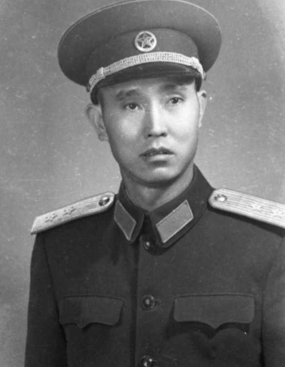1947年，一解放军师长因大腿根部受伤住院，不料遇到了一位19岁女护士给他换药，