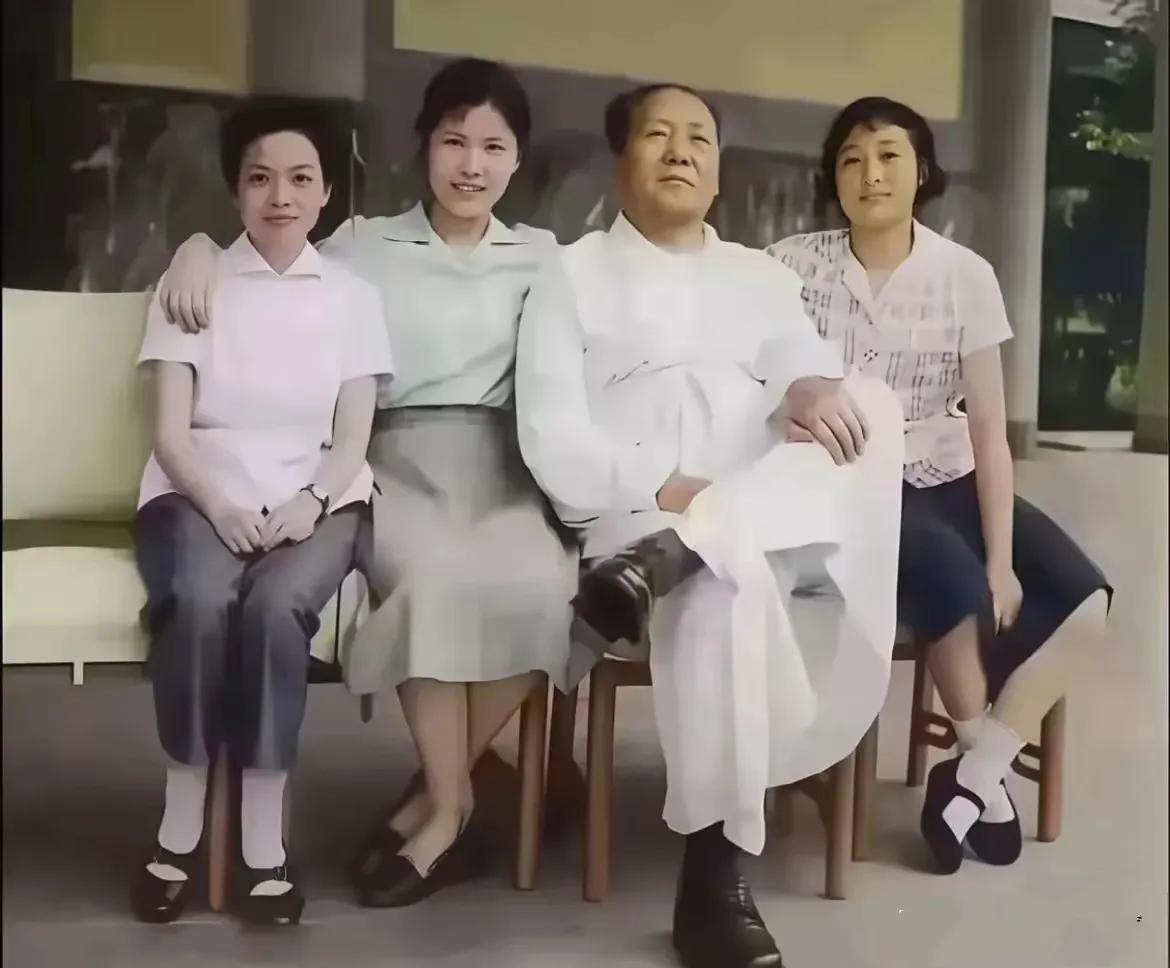 这是毛主席穿着白色睡衣和保健护士长吴旭君（左一）等人的罕见合影，都看看吧，伟人面