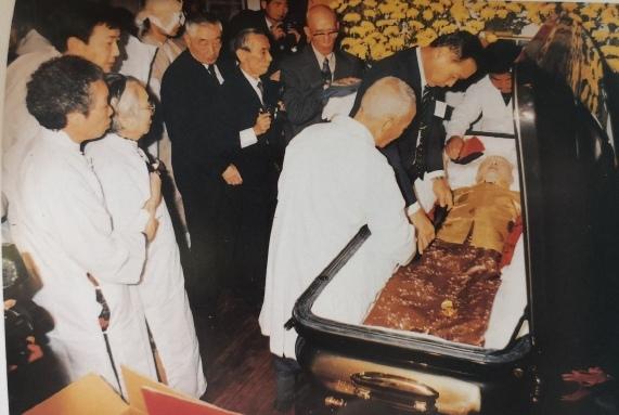 孙立人入殓的镜头，这一张照片拍摄于1990年12月8日，地点是我国台湾省台中市立