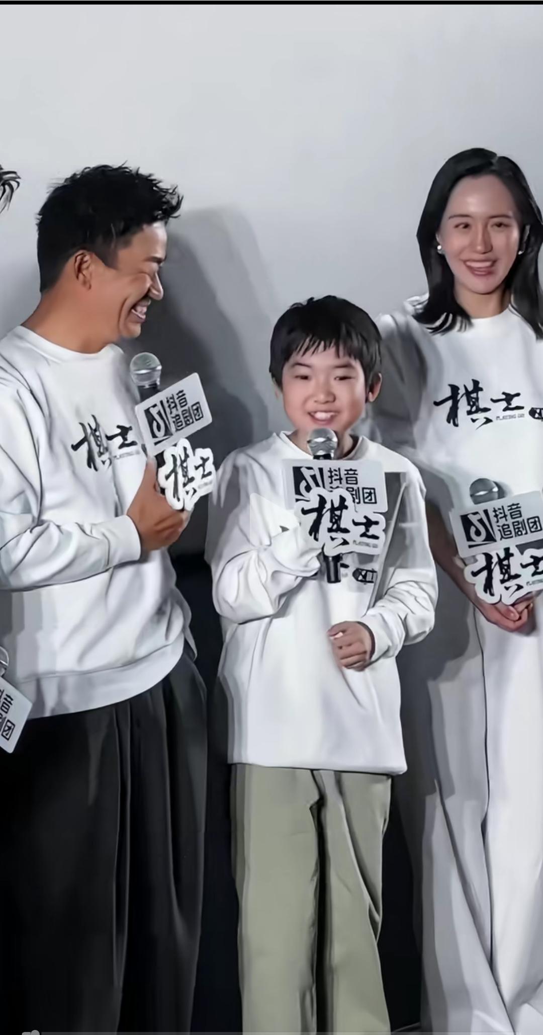 王宝强的儿子王子豪都那么大了，长得挺帅的，圆圆的脸蛋，说话，笑都和王宝强一个样，