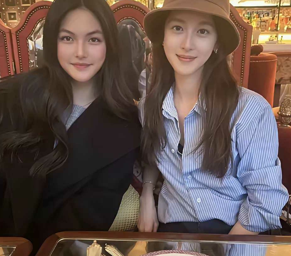 31岁的章泽天和15岁的王诗龄合影，