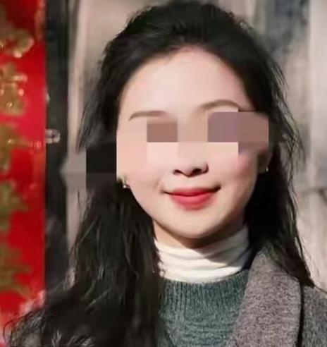 逼死女摊主的那个人应该要摊上大事情了现在都把矛头指向了那个差评的人，因为她的