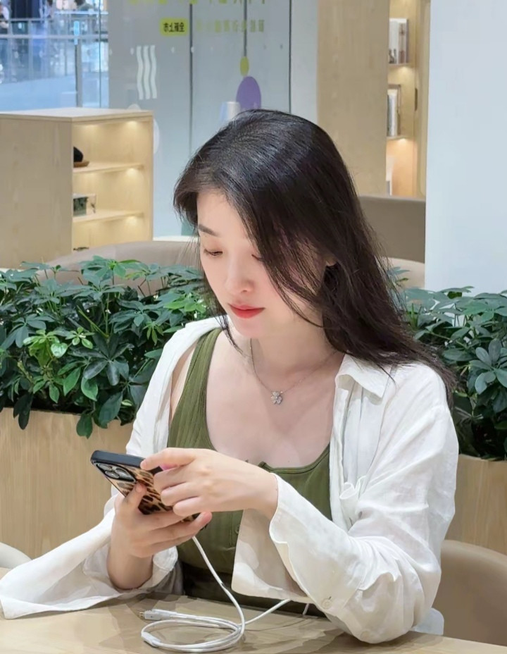 魅力四射的小姐姐