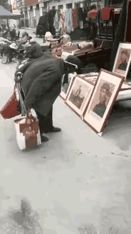 泪目！挑担老人街头偶遇毛主席像，三鞠躬敬哭全网：这是刻进血脉的信仰！浙江街