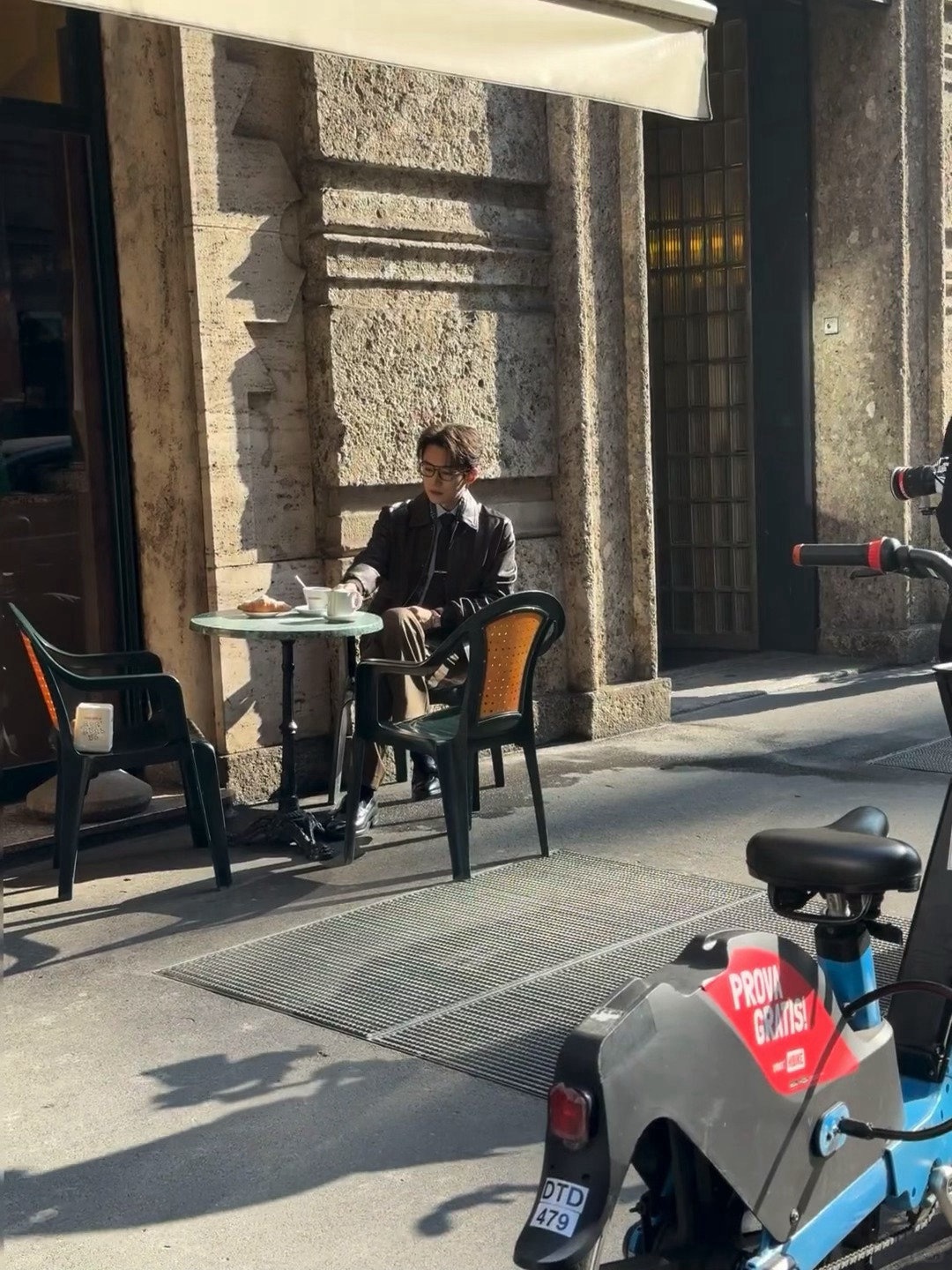 笑不行了，刘学义米兰街头营业，为何看着如此局促啊哈哈哈哈哈哈哈！