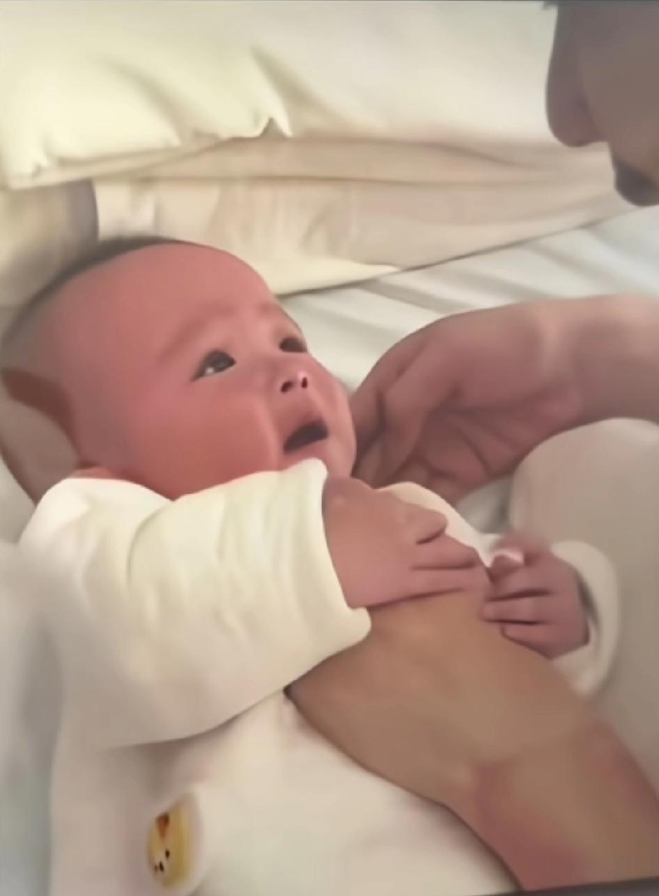 婴儿是很有灵性的，看着这画面，实在太心疼了…她当初抱着爸爸的手，像不像是在求救?