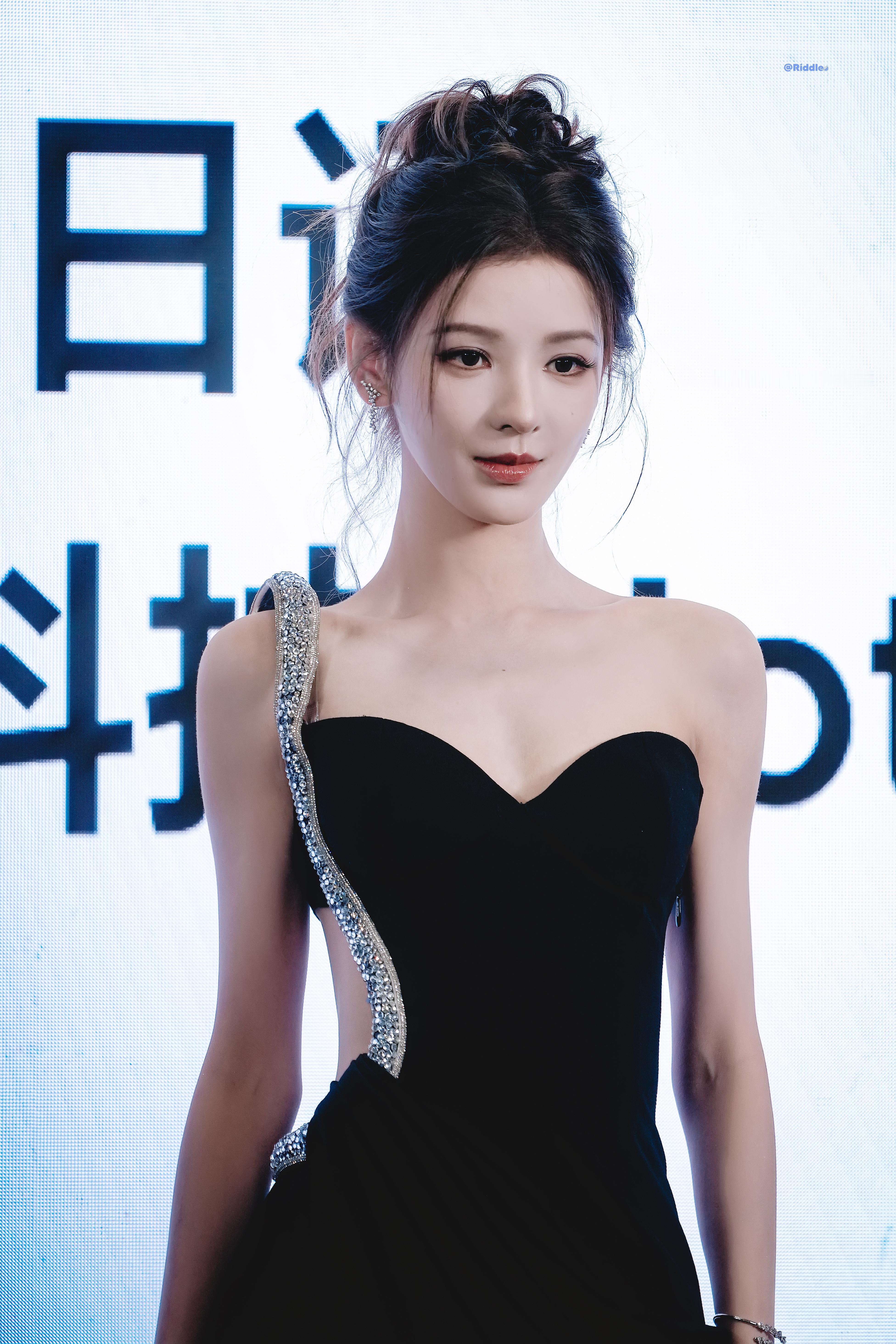 张予曦高定黑裙勾勒出利落线条，钻饰的光与开衩的艳，撞出独一份的气场。张予曦有千