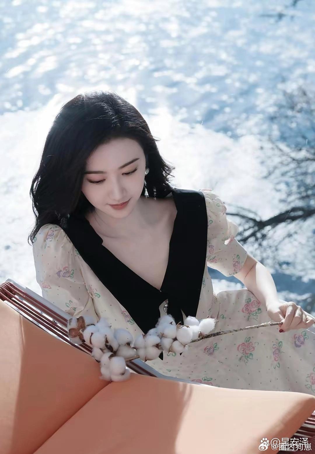 第一次见景甜光脚出镜，精致又灵动，从头到脚都美得恰到好处