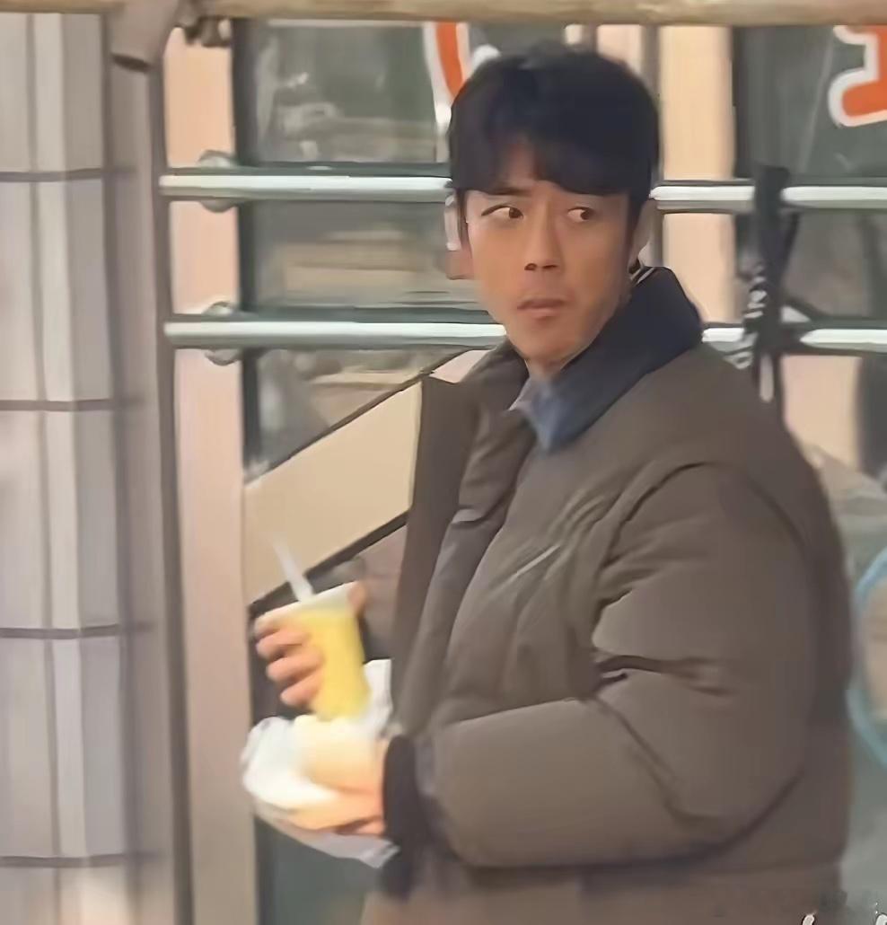 刷到那个肖战的视频，后背有点发凉。30多岁，一个男人，几年的职业生涯，忙碌一晚上