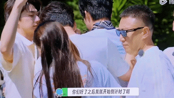 王玉雯是真的没拿陈星旭当外人，玩游戏时，她毫不犹豫的抱住陈星旭，前胸紧紧的贴着陈