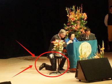 2015年，屠呦呦受邀发表演讲，可由于话筒线不够长，只能弯着腰讲话，这时，瑞典医