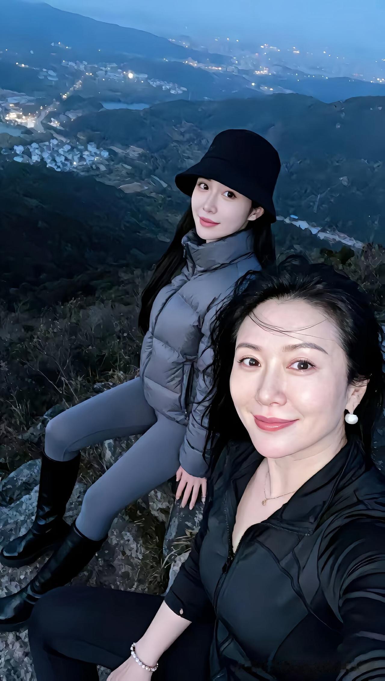闺蜜母女爬上，到山顶，颜值担当啊哈哈