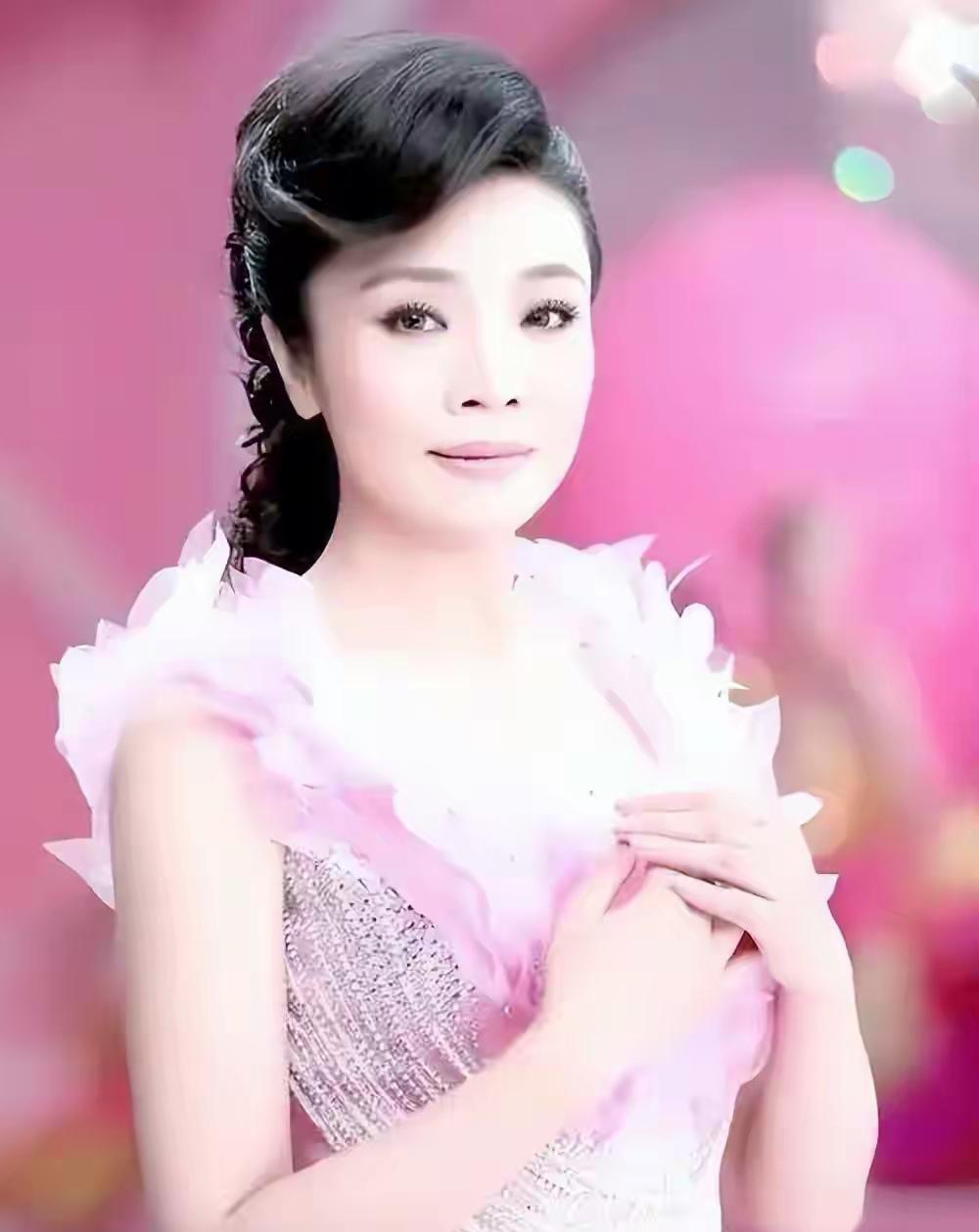 60岁正师级歌唱家李丹阳，曾凭《闹新春》登春晚走红，事业一路高光。她为打拼事业长