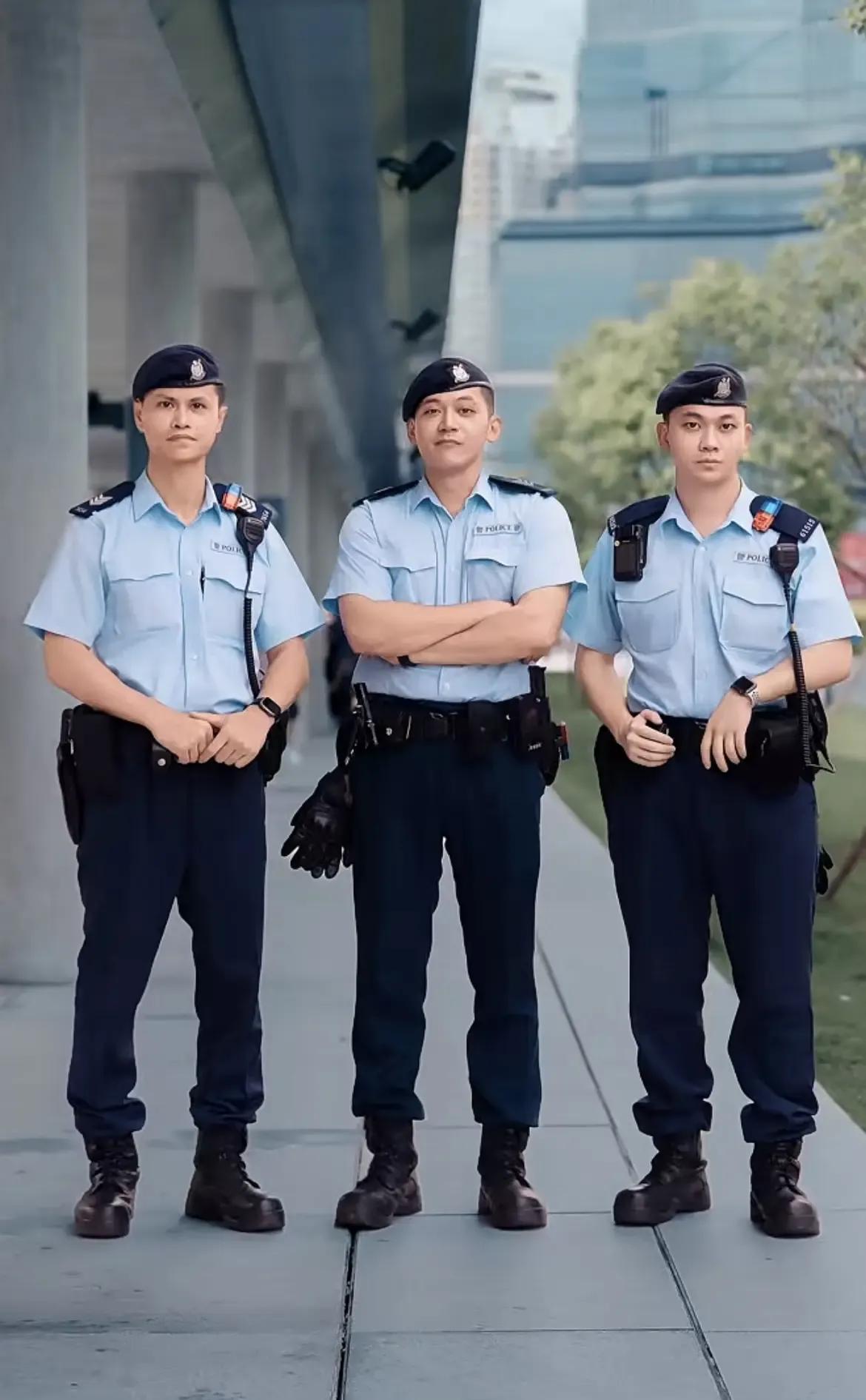 香港警察在全世界警察队伍中的综合素质应该算是佼佼者。单就语言能力而言，港警必须掌