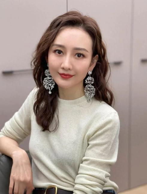 王鸥39岁认识何九华，耗到44岁选择去父留子，公开承认独自抚养孩子。男方身为相声