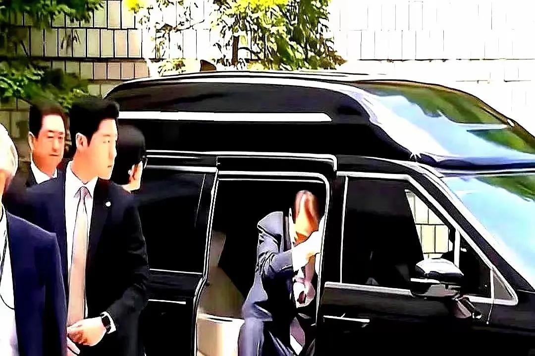 韩国总统尹锡悦这时候已经是第6次受审了，这时候他已经失去了往日光彩，很明显看得出