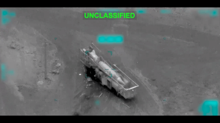 伊朗的美术人才在地面上画的3D画不断欺骗美以。这辆伊朗的“导弹发射车”被精确命中