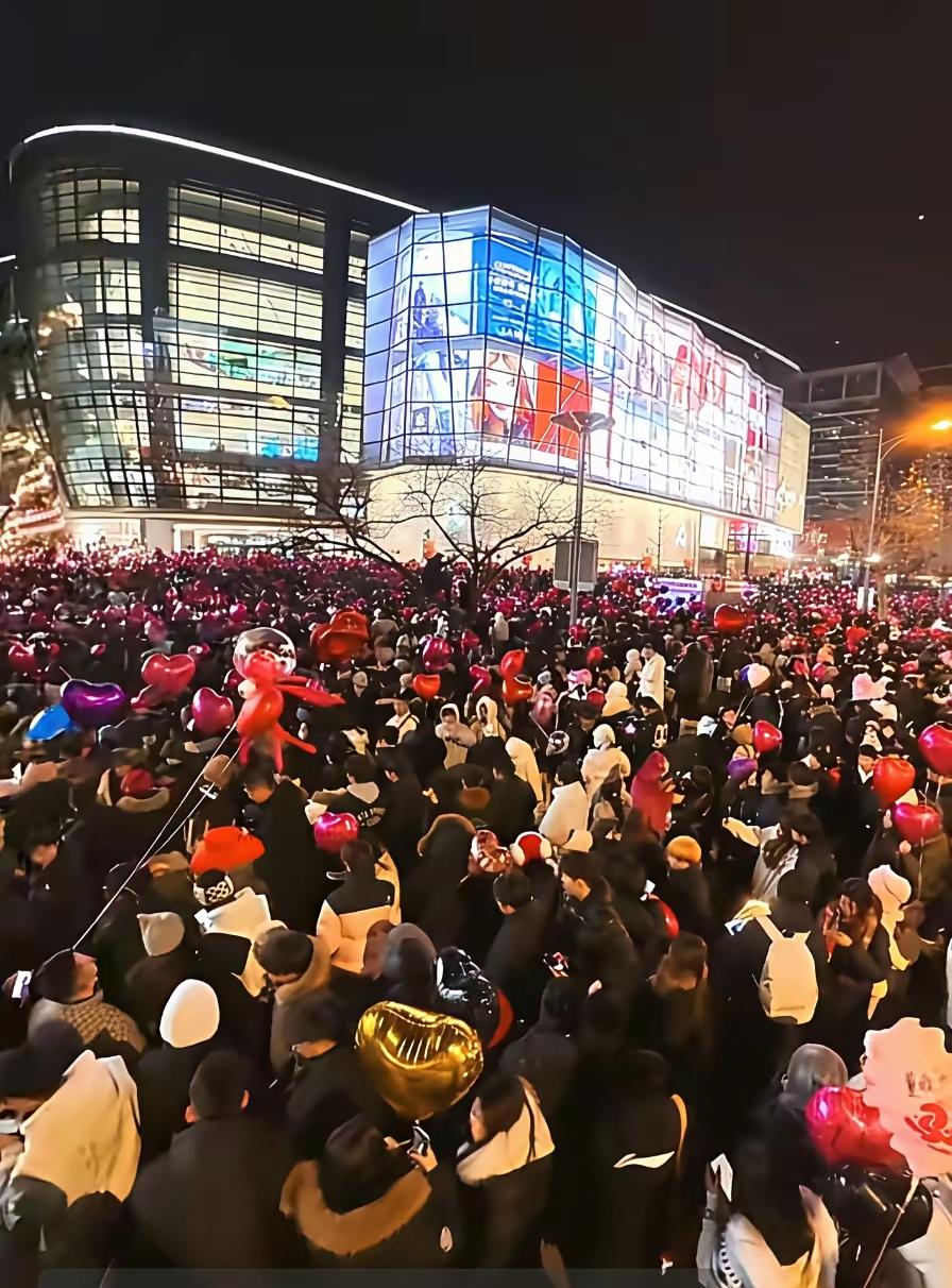 尽管取消了跨年倒计时活动，但济南年轻人依然自发的举办了跨年活动。没有倒计时，只有