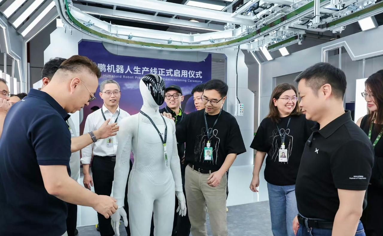 小鹏人形机器人产线正式投产，首台机器人自主走下生产线小鹏机器人生产线正式投入