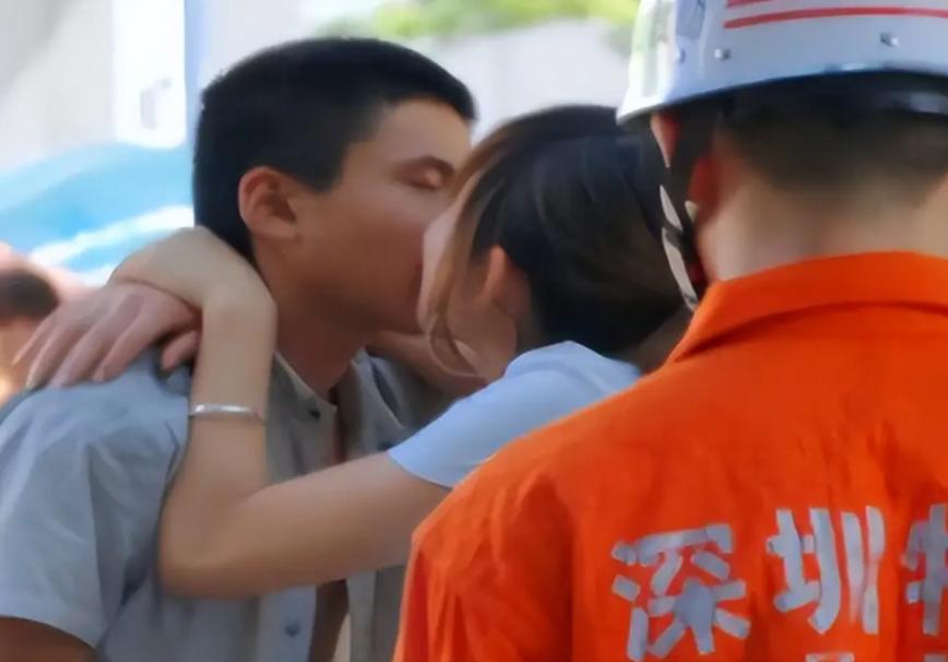 2011年，深圳一名才16岁的男孩欲跳桥自杀，被一名过路的19岁女孩看到，她上去