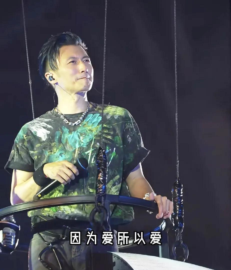 谢霆锋杭州演唱会，路人粉很嗨，老粉冒冷汗！1，歌单太难接受，去看的都后悔买票