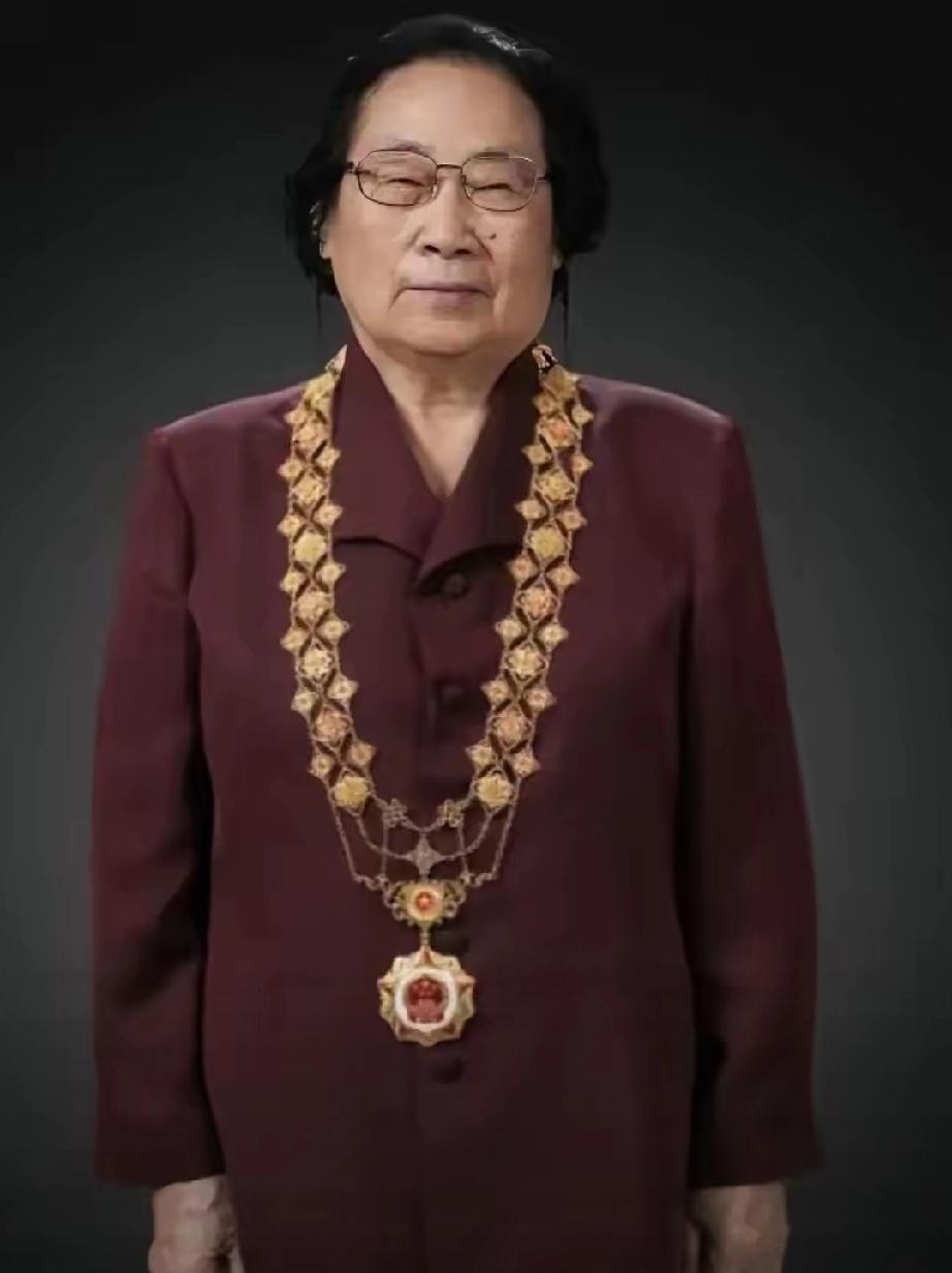 屠呦呦先生终于评上院士了，中国首位诺贝尔医学奖得主，数次落选两院院士，却在202