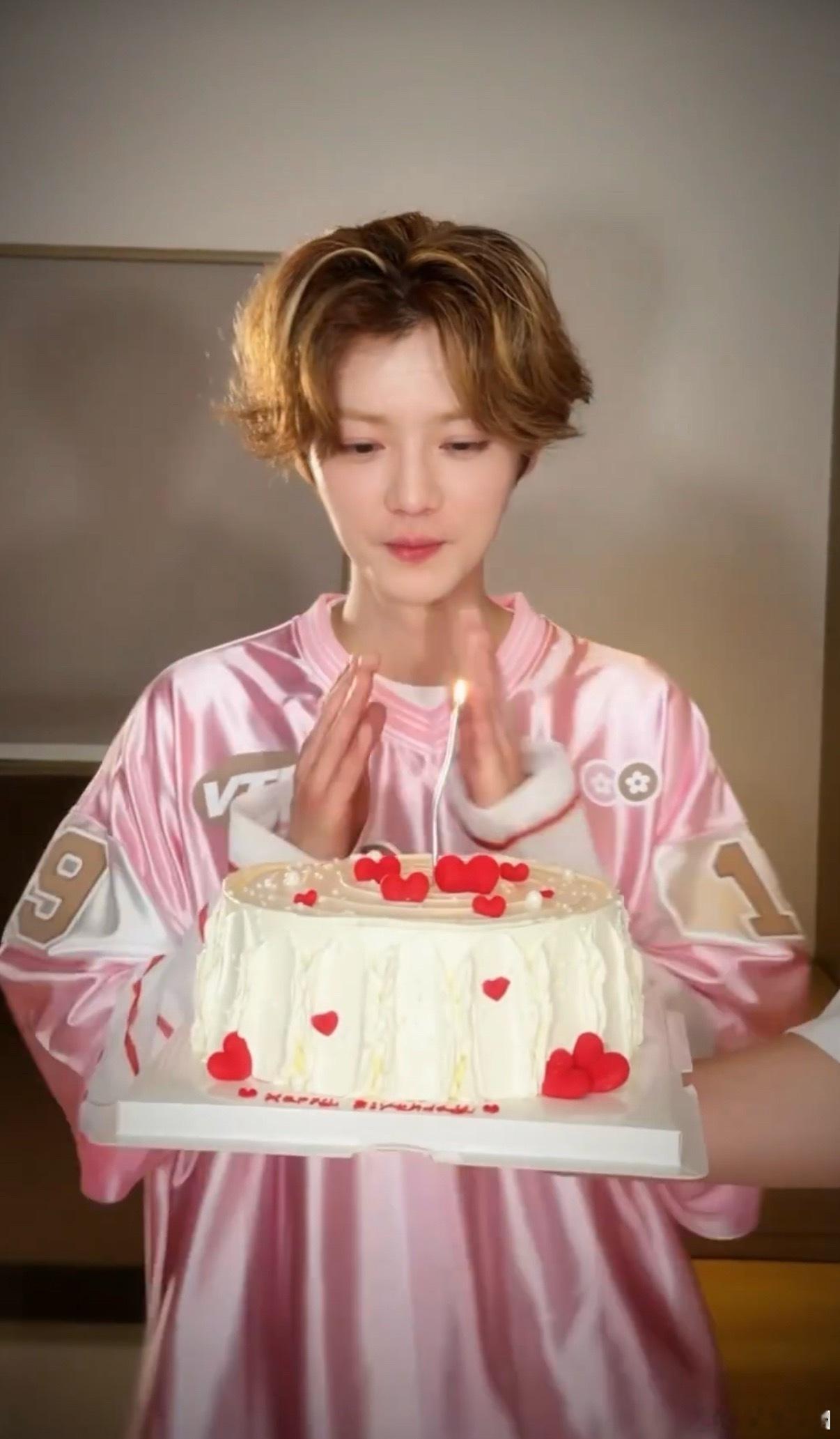 陈赫晒鹿晗live图这么多年过去模样依旧没变还是记忆里干净温柔的少年模样瞬间梦