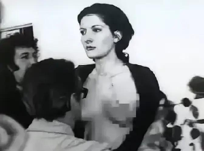 1974年那不勒斯工作室，一把上膛的手枪抵住她太阳穴——扣扳机前，刚才还围着她施