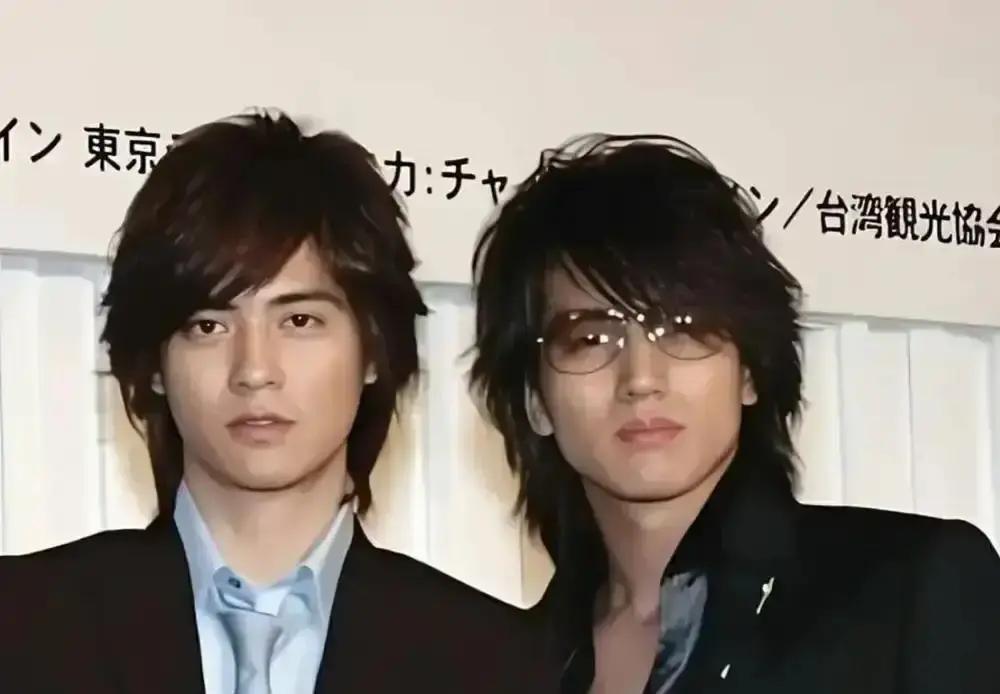 江苏卫视跨年夜的镜头扫过，吴建豪和言承旭并肩站着。没有对视，没有耳语，像两个被临