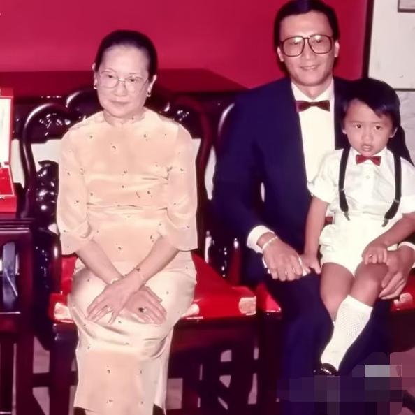 1983年，谢贤和母亲，以及幼年谢霆锋，一张罕见的合影，这一张照片也是谢家文脉银