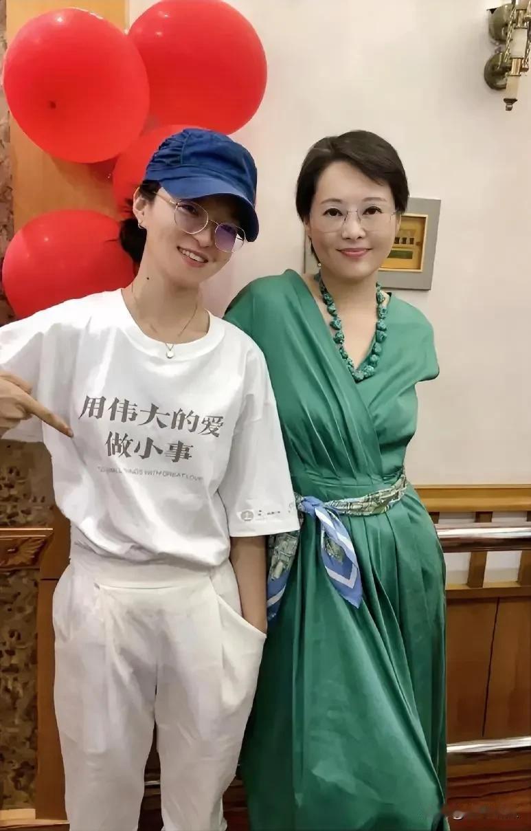 袁立的这一身绿色裙装简直时髦到了我的心坎儿上。许多中年女性一旦身材发福就会变得十