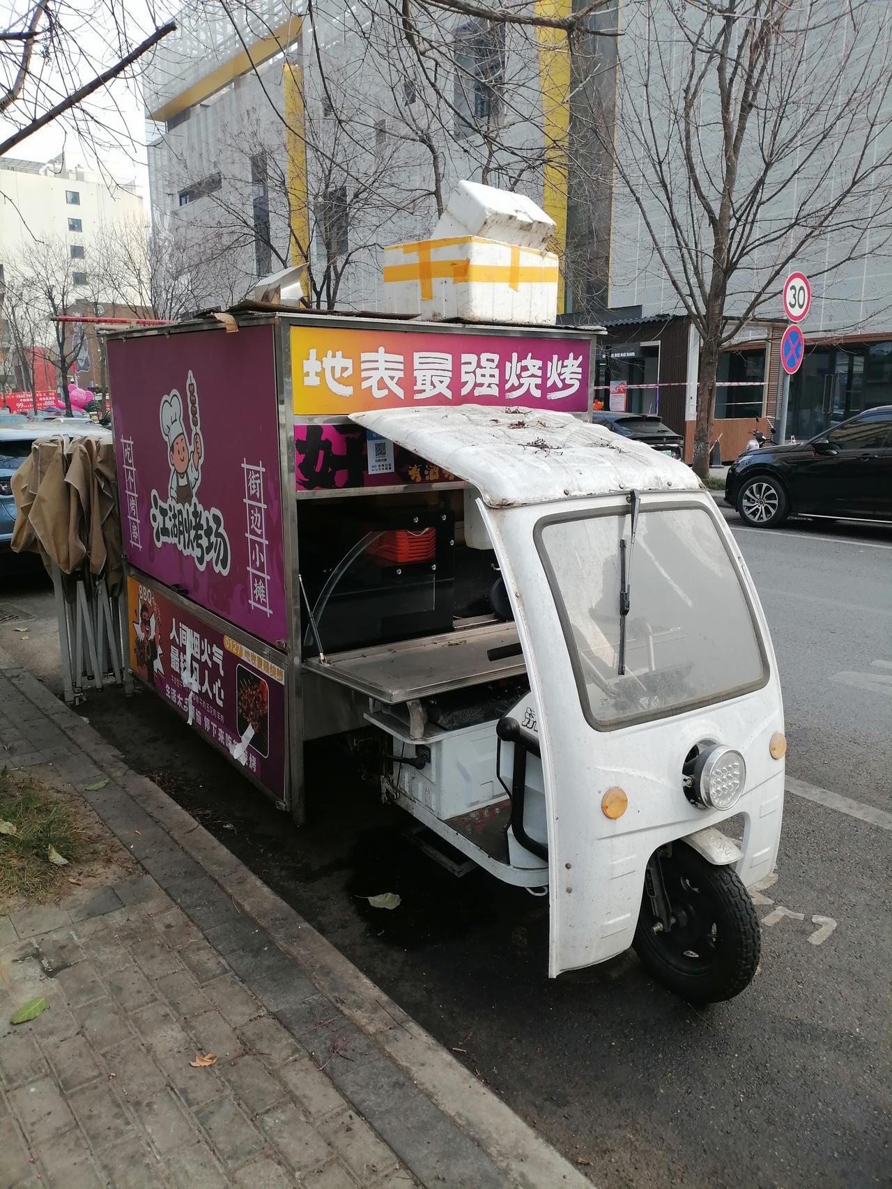 最破旧的小摊，最响亮的招牌！[呲牙笑]