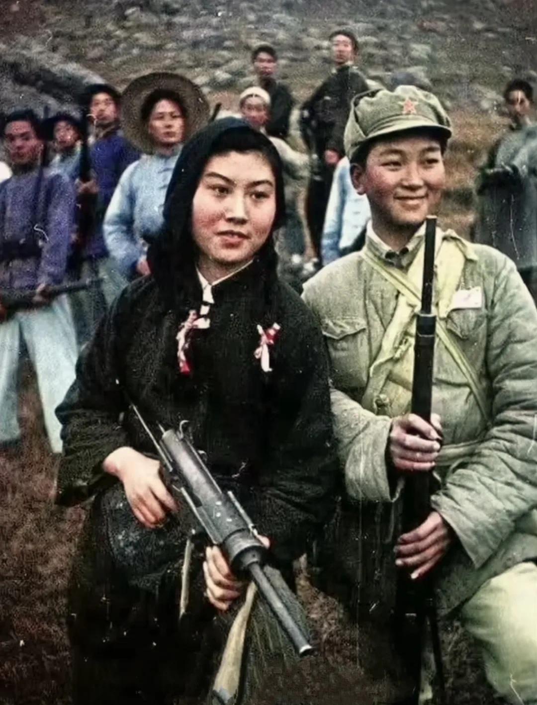 这张照片是前苏联摄影师拍摄的女游击队长和解放军战士的一张留影！1949年渡江战