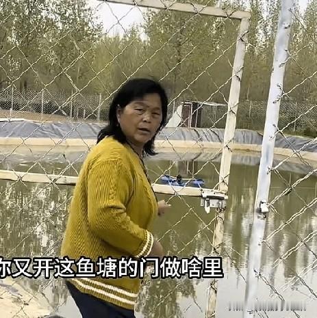 小乡村的故事！老壳子从小屋子里出来以后，越来越闹事了。老壳子又来到鱼塘