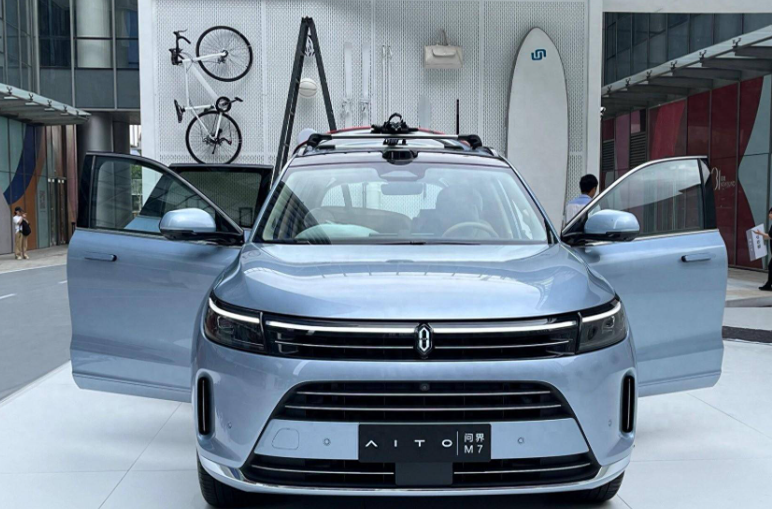 直接把问界M7从发布会名单里划掉，华为就是告诉三十万预算的人：再等等，问界M8更