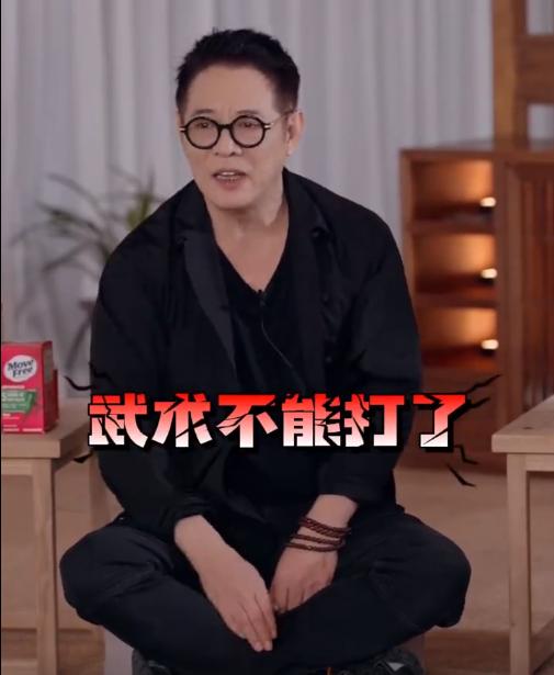 谁能想到62岁的李连杰因返老还童而引发了巨大的争议！甚至还得“脱衣”自证清白