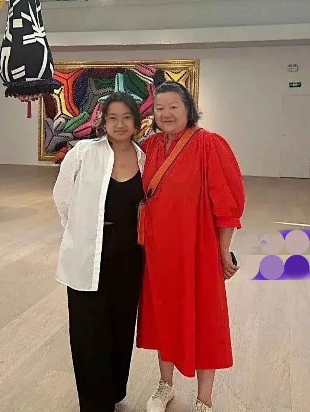 果然，吃谁家的饭就跟谁像，生恩不如养恩大啊，洪晃晒和养女同框，没有血缘关系的她们