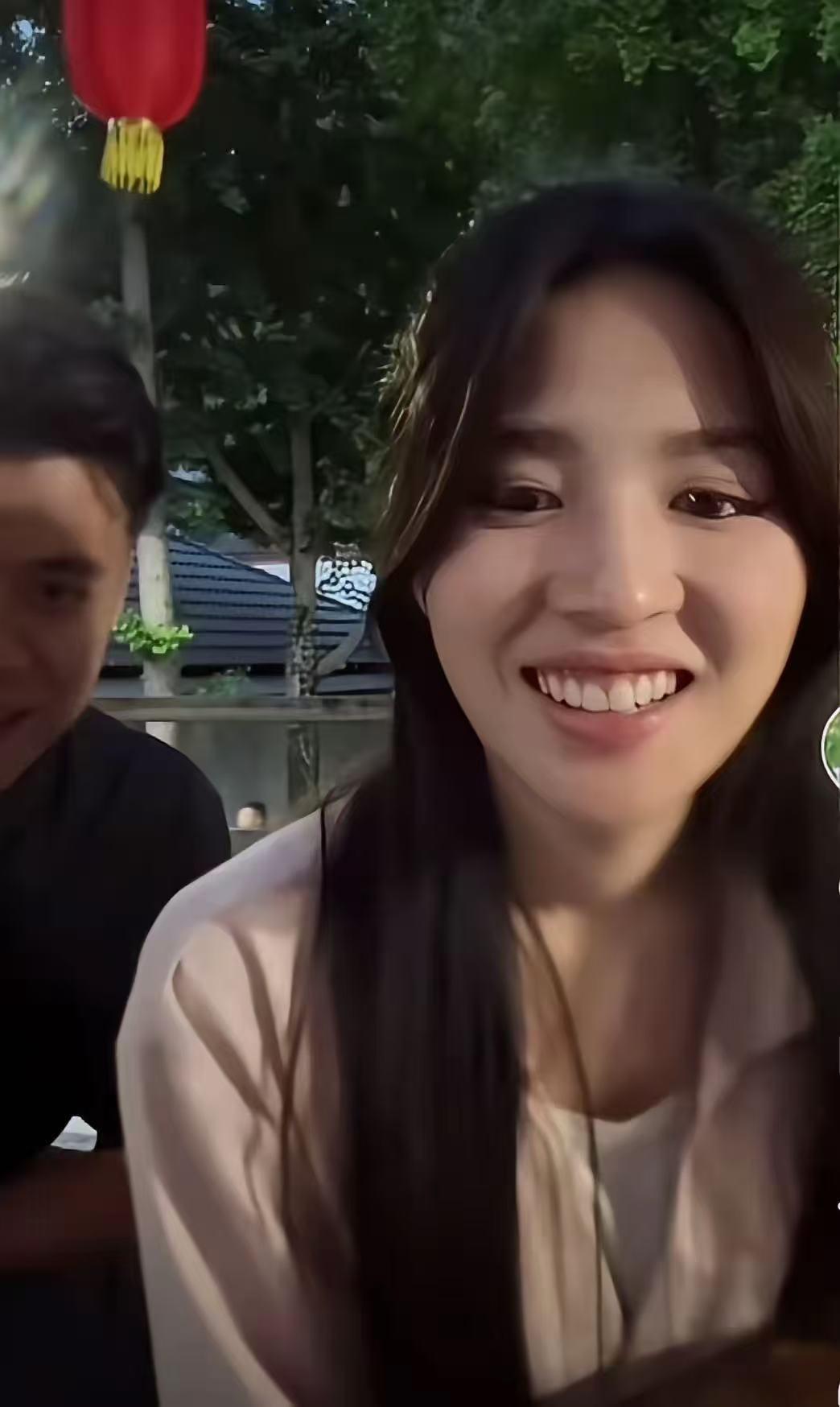 网红阿梓回应结婚彩礼问题！男方半张脸曝光，一句话可以看出这段感情让人捏把汗。