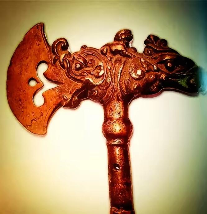 1968年，内蒙古一村民打猎，追赶野兔进了一座山洞，竟发现一把金斧头，正要去捡时